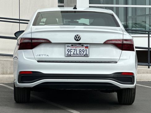 Used 2023 Volkswagen Jetta Sport image 4
