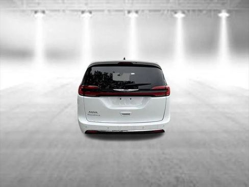 Certified 2023 Chrysler Pacifica Touring-L FWD image 6