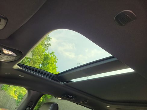 Used 2025 Chrysler Pacifica Limited FWD image 3