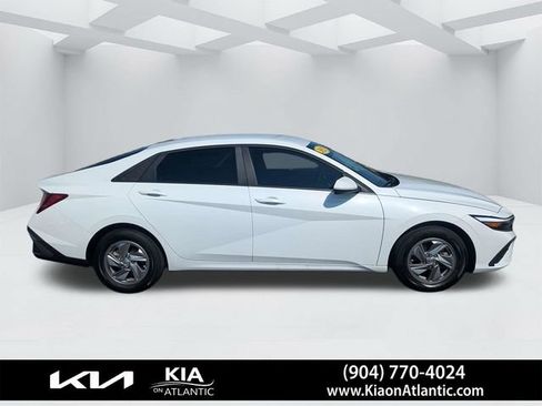 Used 2025 Hyundai Elantra SE FWD image 2