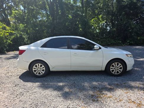 Used 2010 Kia Forte EX FWD image 3