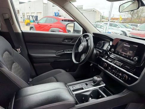 Used 2024 Nissan Pathfinder SV FWD image 14