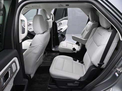 Used 2025 Ford Explorer Platinum w/ Ultimate Package AWD/4WD image 31