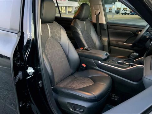 Used 2024 Toyota Highlander XLE image 9
