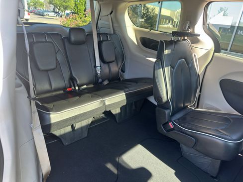 Used 2023 Chrysler Pacifica Limited FWD image 13
