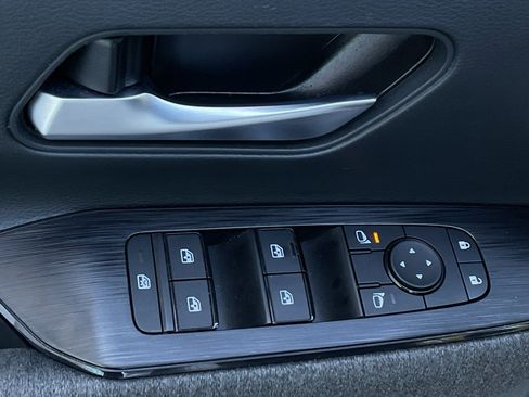 Used 2025 Nissan Kicks SV image 13