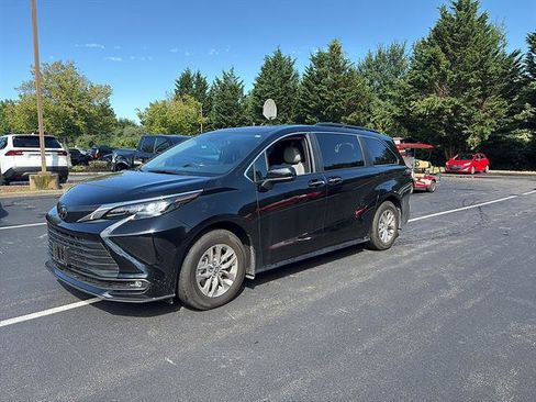 Used 2026 Toyota Sienna XLE AWD/4WD image 2
