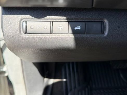 Used 2025 Nissan Pathfinder SL FWD image 12