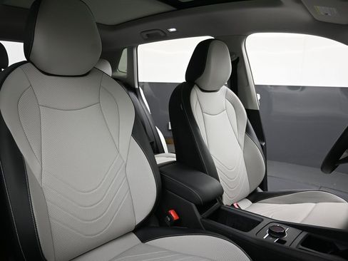 Used 2025 Volkswagen Tiguan SE w/ Panoramic Sunroof Package image 13