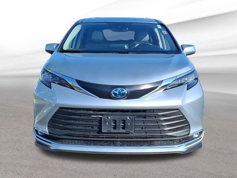 Used 2024 Toyota Sienna XLE FWD image 9