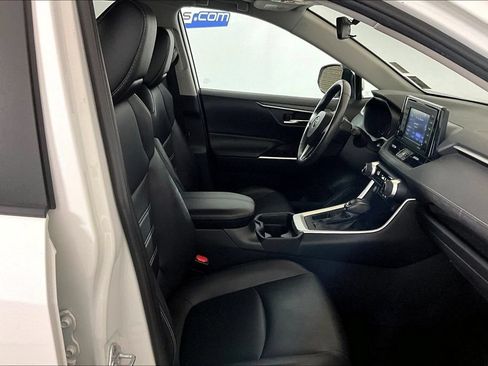 Used 2020 Toyota RAV4 XLE Premium FWD image 6