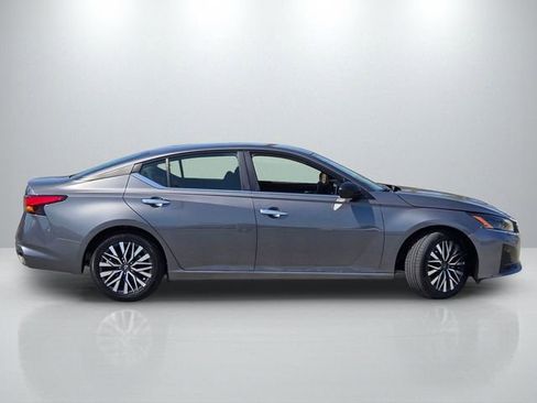 Used 2025 Nissan Altima 2.5 SV FWD image 3