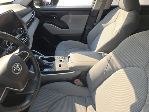 Used 2023 Toyota Highlander LE FWD image 16
