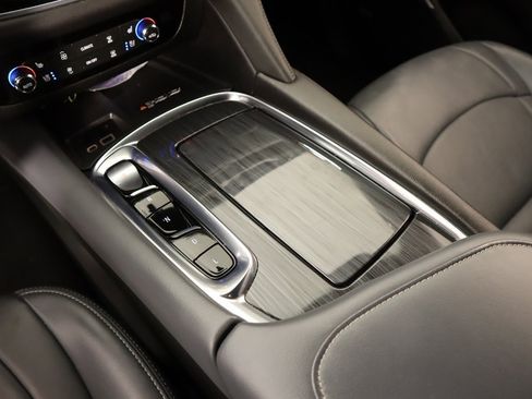 Used 2024 Buick Enclave Premium image 9