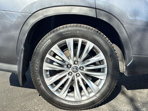 Used 2023 Toyota Highlander Platinum image 9