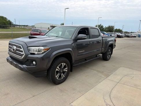 Used 2016 Toyota Tacoma TRD Sport w/ Towing Package AWD/4WD image 3