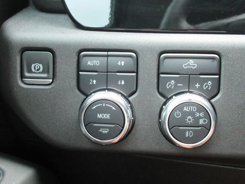 Used 2024 GMC Sierra 1500 Elevation w/ LPO, Elevation Black Package AWD/4WD image 19