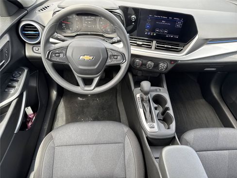 Used 2025 Chevrolet Trax LS FWD image 17