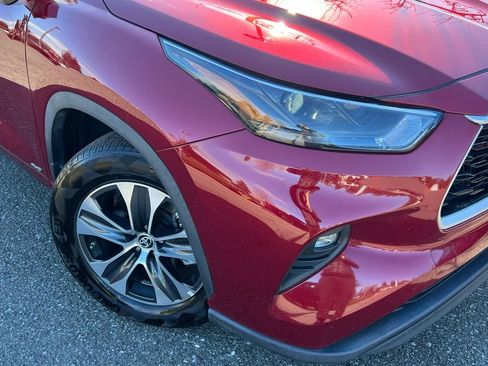 Used 2023 Toyota Highlander XLE image 2