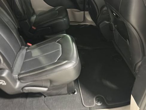 Used 2024 Chrysler Pacifica Touring-L FWD image 27