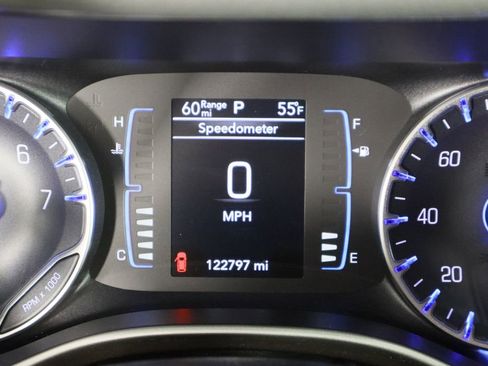 Used 2017 Chrysler Pacifica Touring-L w/ Tire & Wheel Group image 40