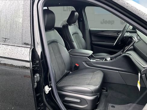 New 2025 Jeep Grand Cherokee Altitude image 14