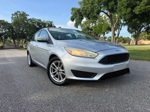 Used 2017 Ford Focus SE FWD image 2