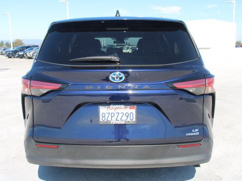 Certified 2022 Toyota Sienna LE FWD image 4