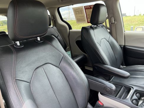 Used 2020 Chrysler Pacifica Touring-L w/ Advanced Safetytec Group FWD image 35