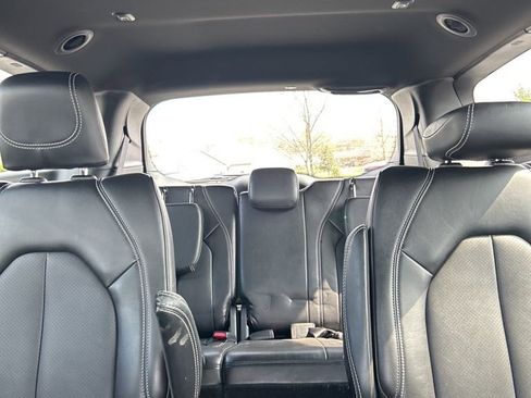 Used 2025 Chrysler Pacifica Select image 42