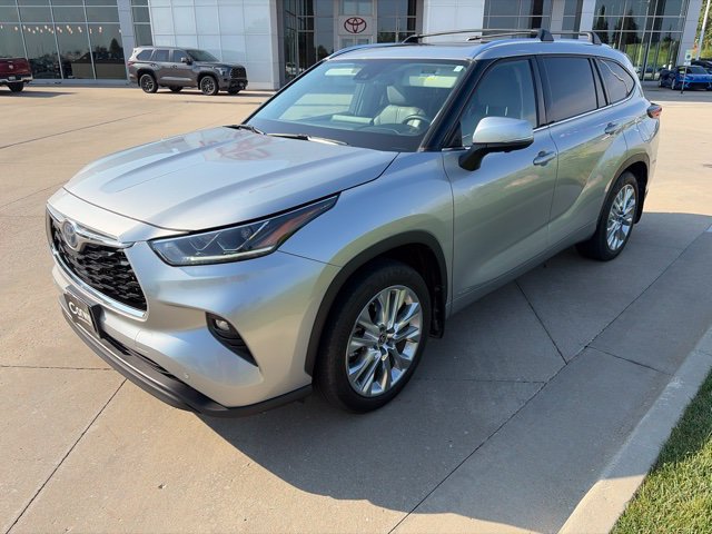 Used 2024 Toyota Highlander Limited AWD/4WD image 8