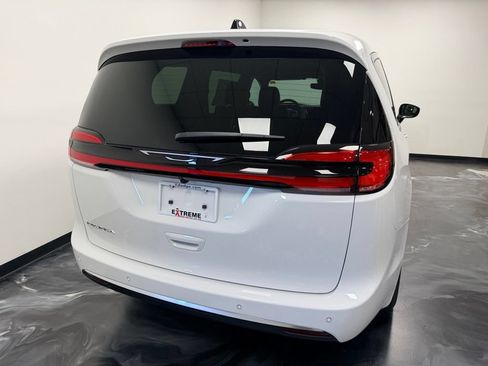 New 2027 Chrysler Pacifica Select FWD image 7