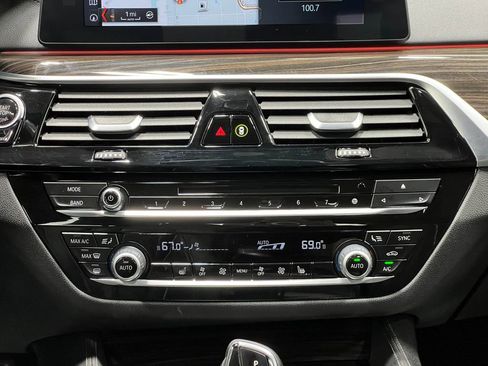 Used 2018 BMW M550i xDrive AWD/4WD image 28