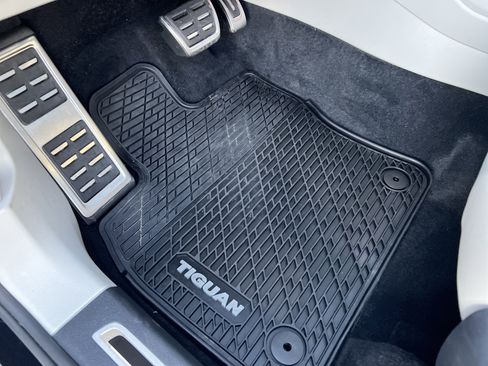 Certified 2022 Volkswagen Tiguan SE R-Line image 14