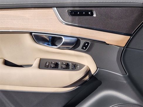 New 2026 Volvo XC90 B5 Core image 3