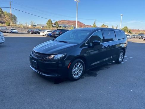 Used 2023 Chrysler Voyager LX image 7