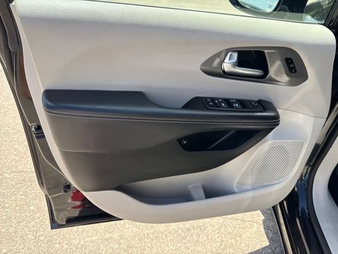 Used 2024 Chrysler Pacifica Limited FWD image 10