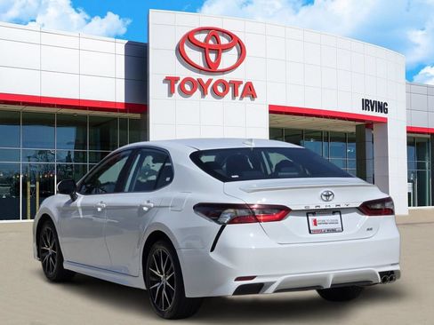 Used 2024 Toyota Camry SE FWD image 3