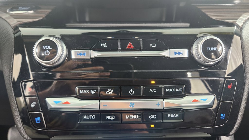 Used 2022 Ford Explorer Limited w/ Equipment Group 301A AWD/4WD image 29