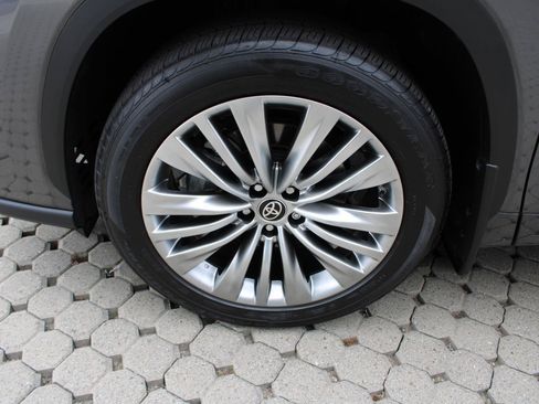 Used 2024 Toyota Highlander Platinum AWD/4WD image 11