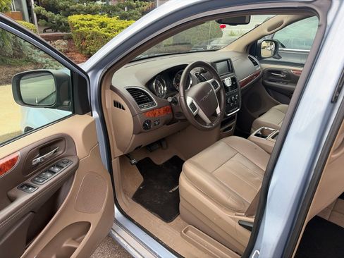 Used 2016 Chrysler Town & Country LX FWD image 10