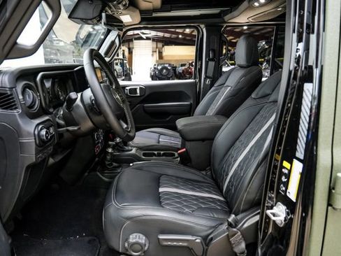 Used 2024 Jeep Wrangler Unlimited Rubicon w/ Technology Group AWD/4WD image 19