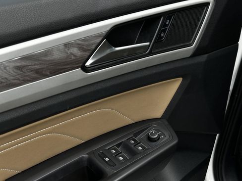 Used 2022 Volkswagen Atlas Cross Sport SE FWD image 9