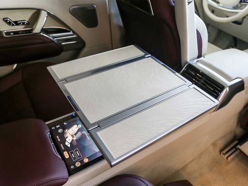 New 2024 Land Rover Range Rover SV image 19