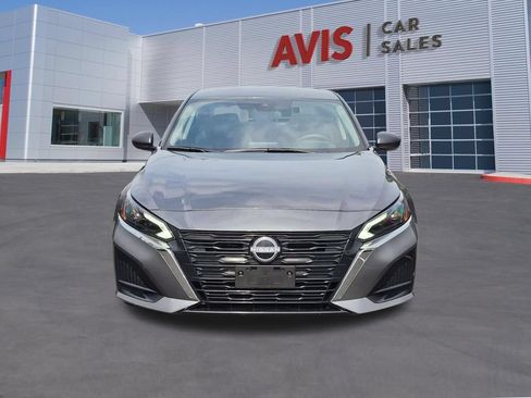 Used 2025 Nissan Altima 2.5 SV FWD image 2