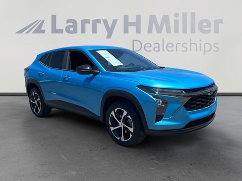 Used 2025 Chevrolet Trax RS FWD image 2