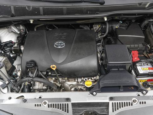 Used 2020 Toyota Sienna XLE w/ XLE Navigation Package FWD image 31