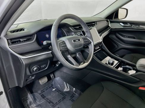 Used 2023 Jeep Grand Cherokee Laredo w/ Luxury Tech Group I AWD/4WD image 9