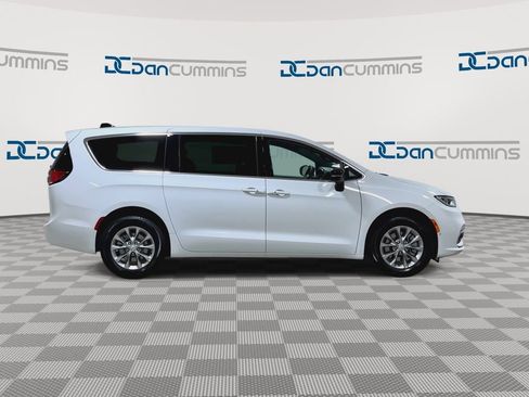 New 2026 Chrysler Pacifica Limited image 9