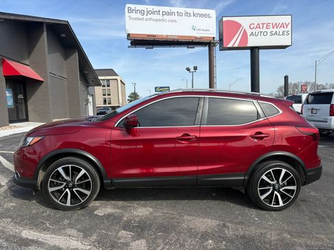 Used 2019 Nissan Rogue Sport SL w/ Premium Package image 2